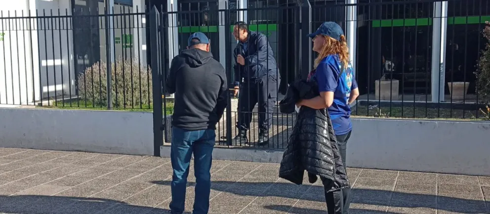 Una mujer se encadenó en el Ministerio de Seguridad y cerraron las puertas