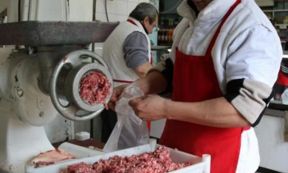 Un carnicero quedó atrapado en una picadora de carne y debieron amputarle parte del brazo