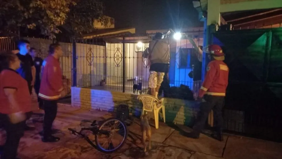 Lo rescataron los bomberos: quiso entrar a robar en una casa y quedó enganchado en la reja