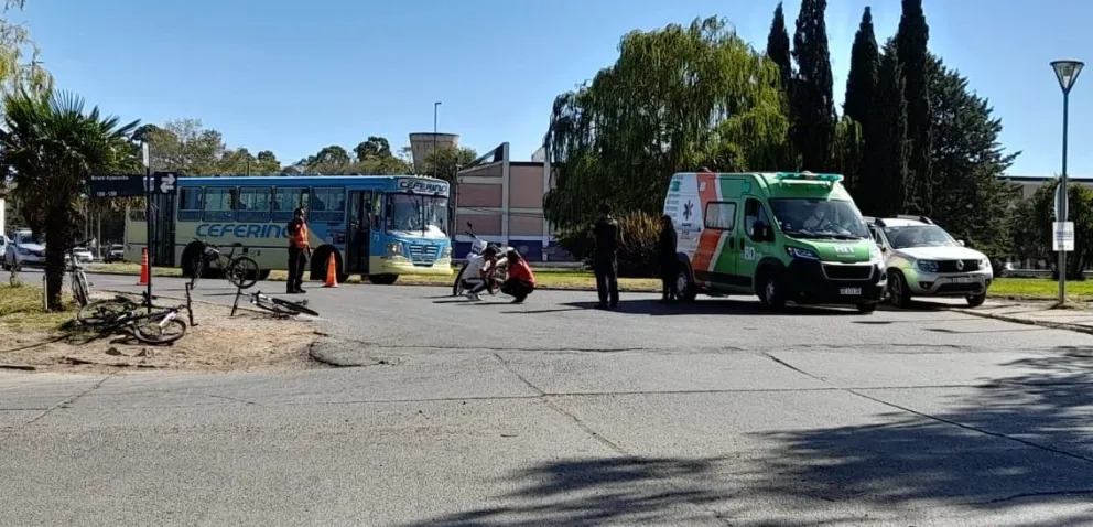 Una motociclista sin casco fue embestida por una camioneta  en la rotonda del Paulo VI 
