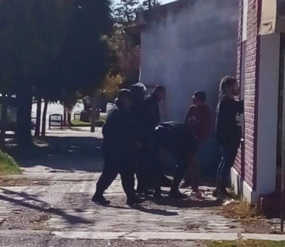 En llamativo operativo policial aprehendieron a tres jóvenes en la intersección de Ituzaingó y Zatti