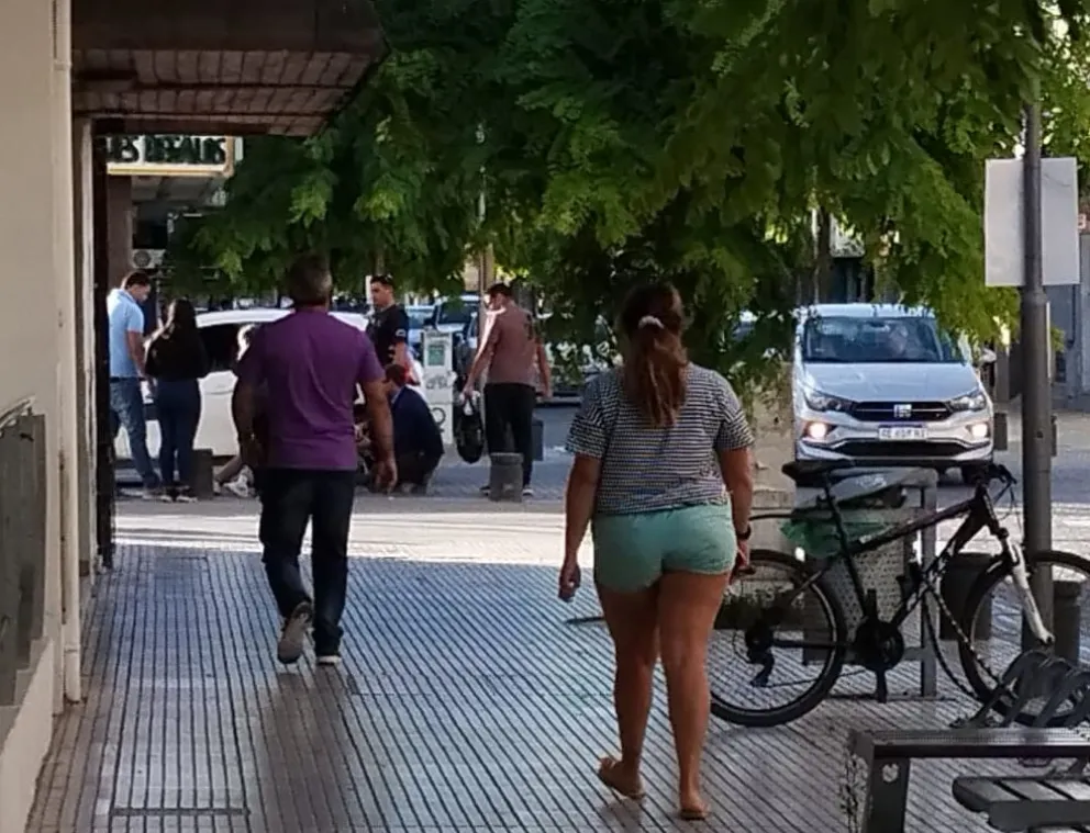 Un joven ciclista resultó muy golpeado en pleno centro por un accidente de tránsito