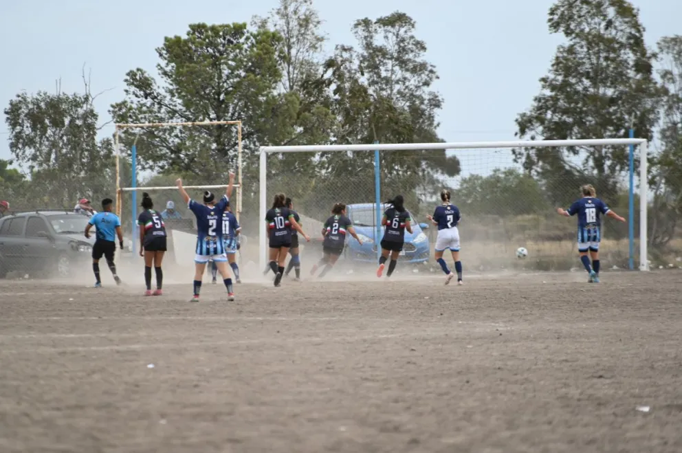 Peña y Maragatas lideran en el femenino de la Liga Rionegrina