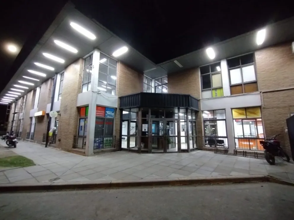 Inseguridad desbordada: una pareja en moto roba de colectivos con baúles abiertos