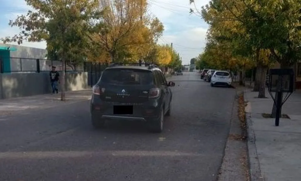 Denuncian a un hombre de una Sandero negra en Viedma: va a la puerta de un colegio a sacarle fotos a las nenas 