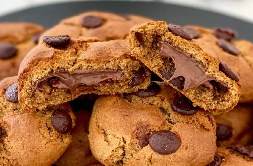 Cookies chocolatosas rellenas de pasta de avellanas con cacao