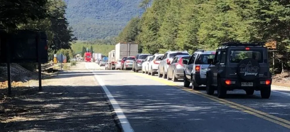 Cientos de vehículos no alcanzaron a cruzar por el Samoré y los pasajeros pasaron la noche en la aduana chilena