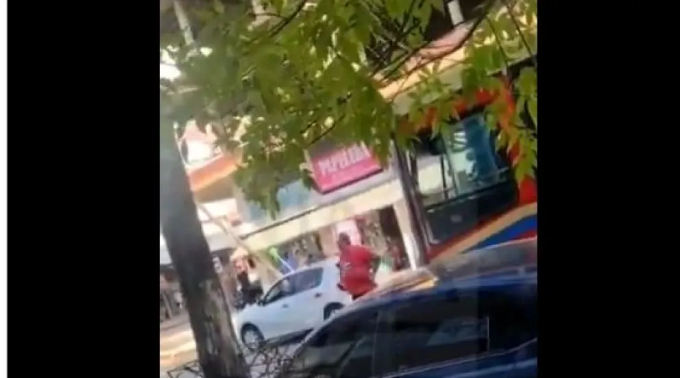Una pelea entre un conductor y un colectivero terminó con una polémica frase 