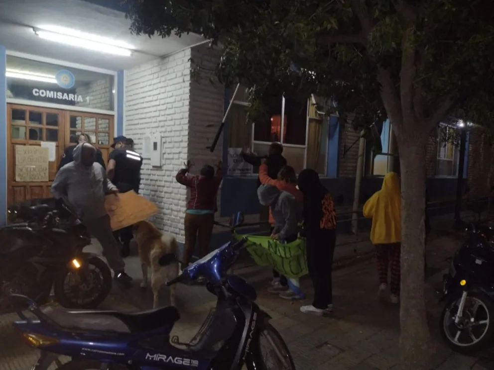 "Batucada" contra Tellería en la Comisaría 1º y en reclamo de mejoras salariales