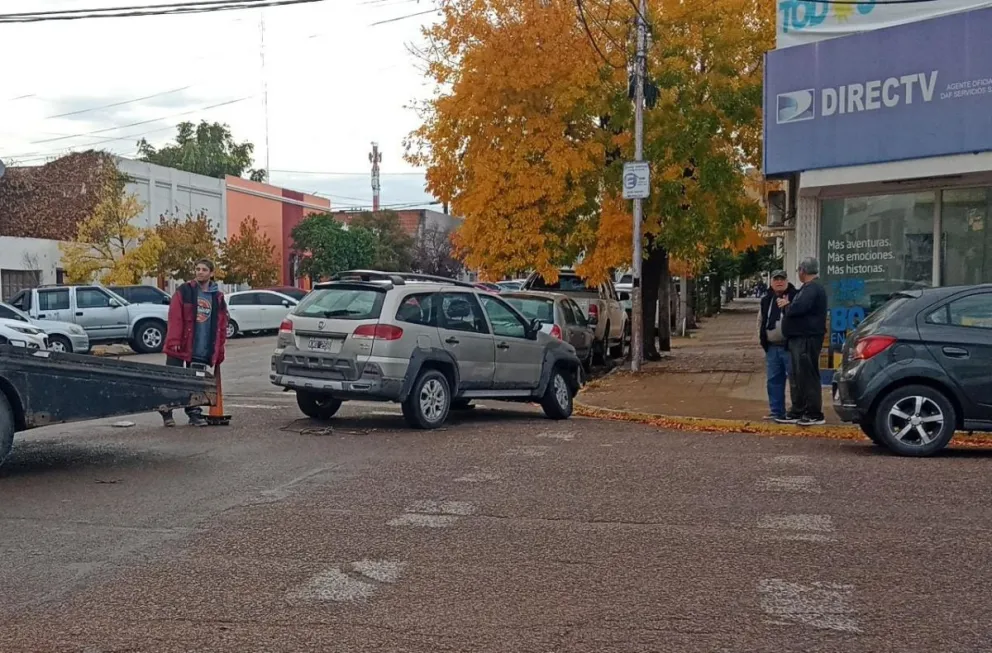 Choque en pleno centro de Viedma: uno de los autos no pudo seguir circulando y llamaron a la grúa 