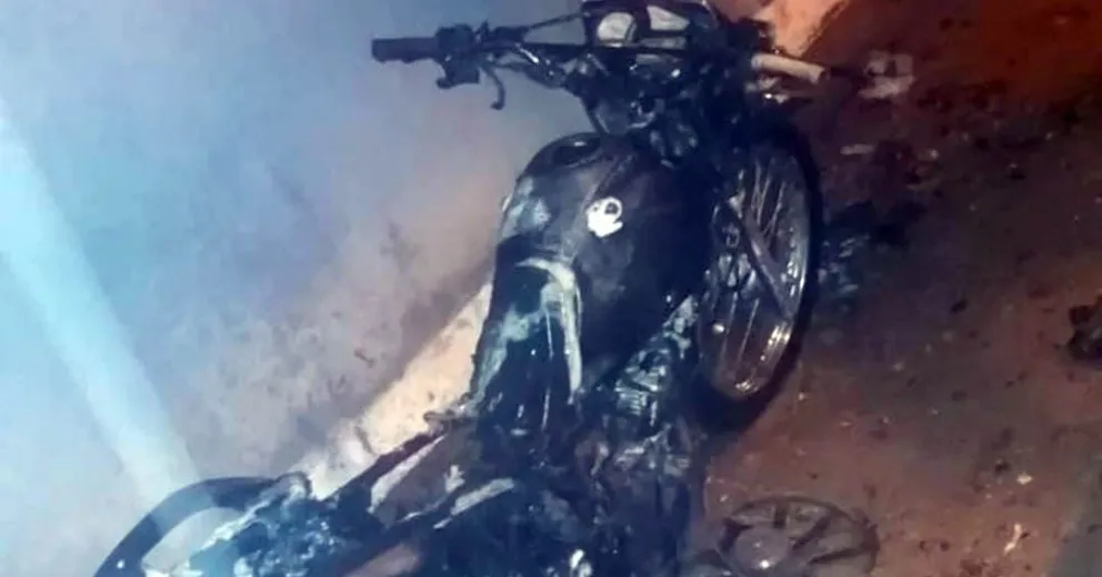 Se incendió una moto y por poco no se extendió a una casa