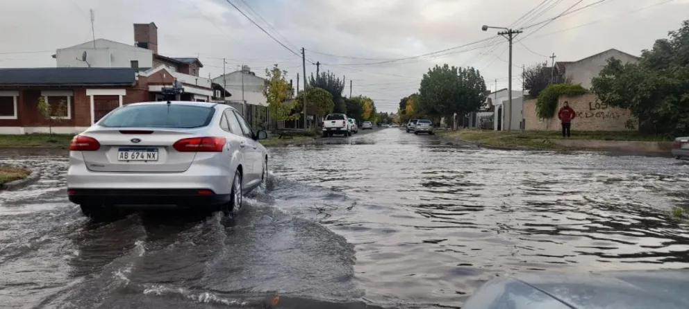 Una rotura de un caño de agua inundó un sector del barrio Belgrano