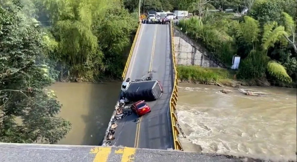 Video: colapsó un puente en Colombia y hay al menos dos muertos