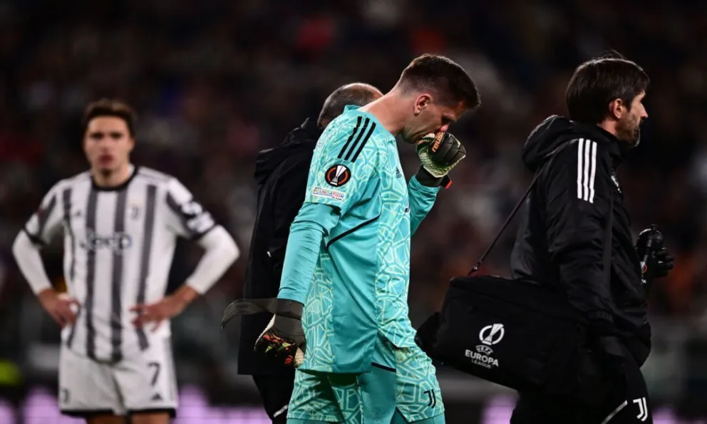 Alerta y preocupación: el polaco Szczesny salió del campo de juego por un fuerte dolor en el pecho