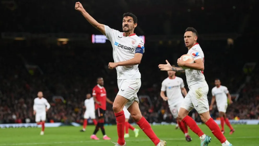 Con dos goles en contra Sevilla igualó la serie con Manchester United