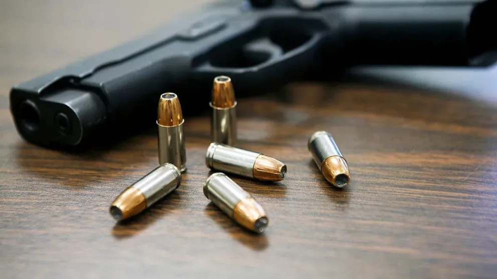 Ladrón despistado: entró a robar a una casa y se olvidó el arma en la mesa de luz