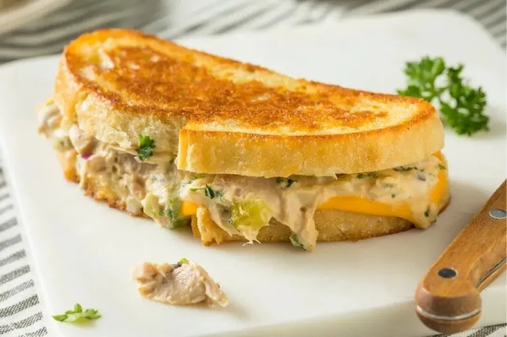 Ideal para el almuerzo: sándwich de atún gratinado
