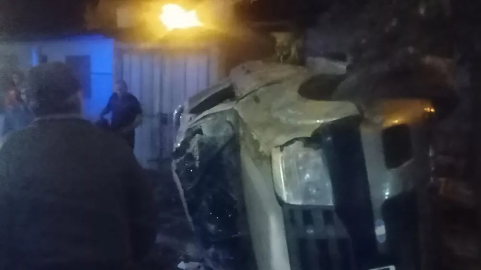 Una Ford Ranger dio seis tumbos en la avenida Perón, casi se metió en una casa y el conductor salió ileso