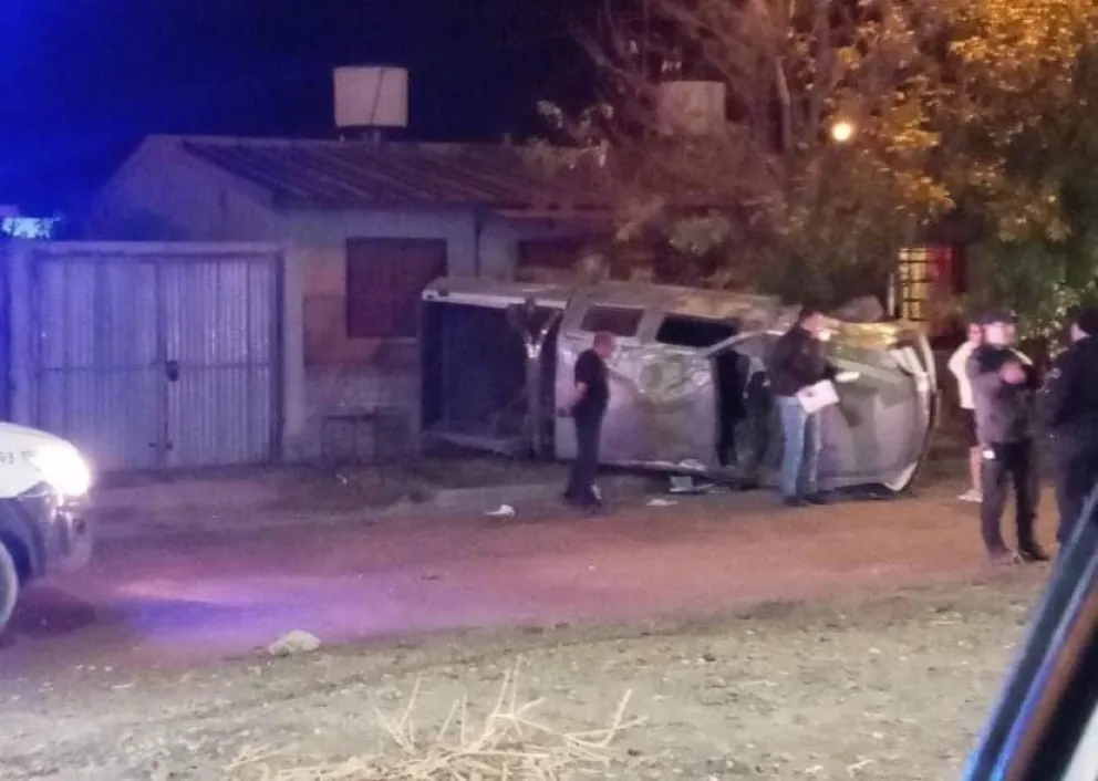 El impresionante accidente en Viedma resurge un pedido de los vecinos: el miedo de que un auto se  meta en sus casas 