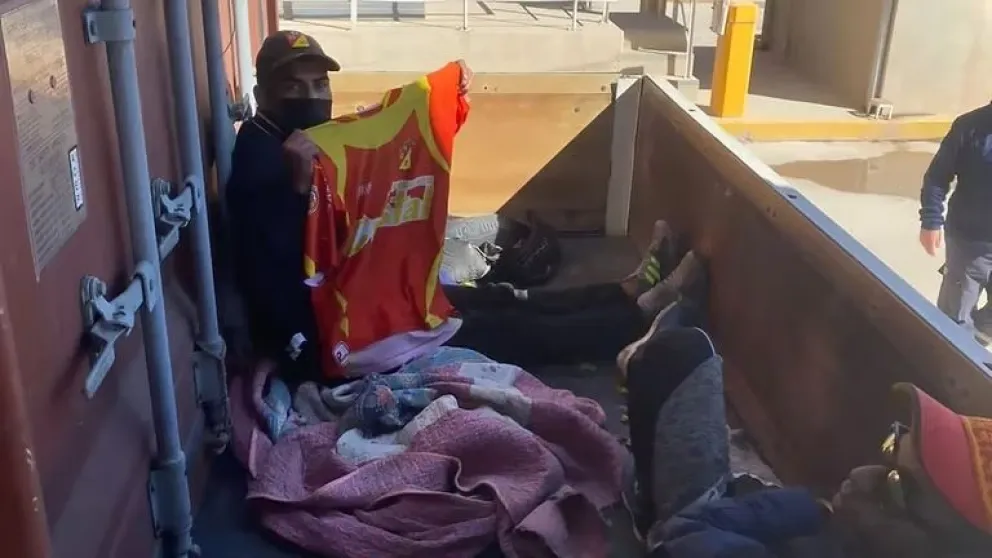 Encontraron a dos personas indocumentadas en un camión y dijeron que iban "a la Bombonera"