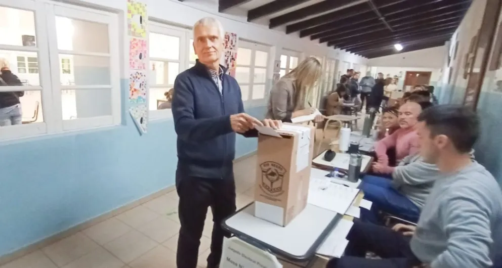 Brusa votó en la escuela 1, y la organización le asignó una mesa para convertirse en fiscal