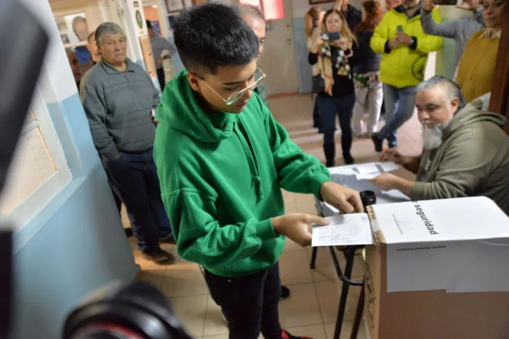 El hijo de Pedro Pesatti votó por primera vez: la emoción de su padre