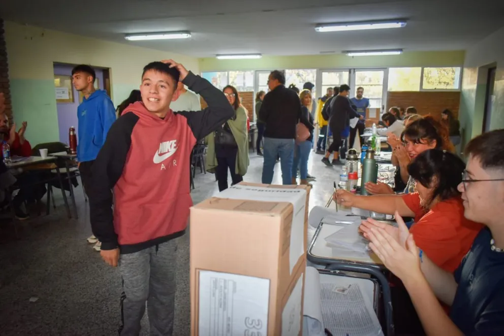 Muchos jóvenes votaron por primera vez en Viedma, con las caras llenas de emoción