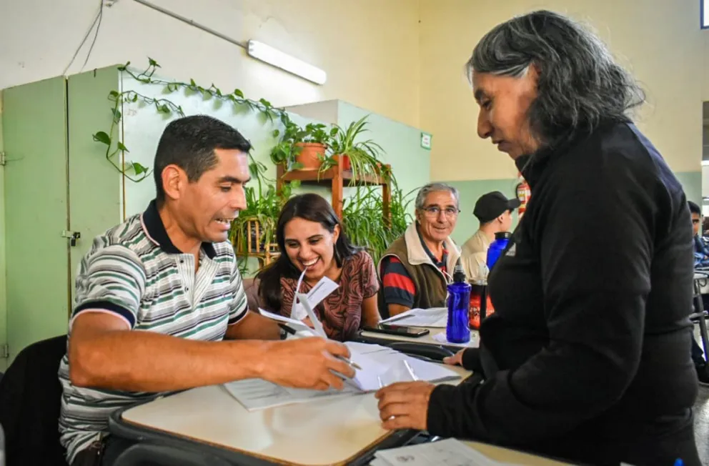 Las PASO y el mito de la saliva en los sobres