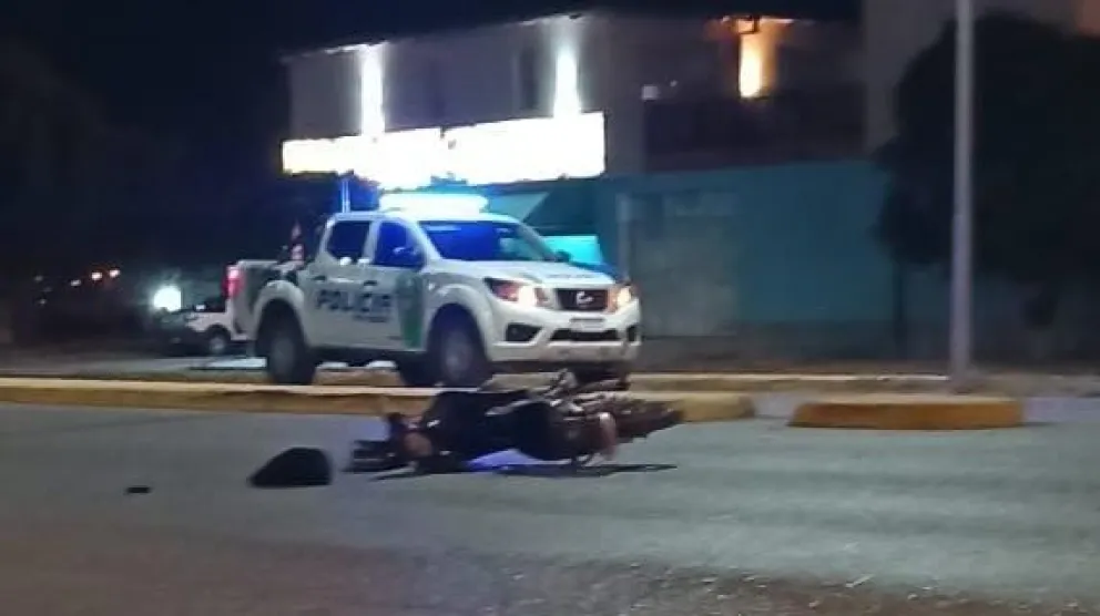 Riesgo innecesario: un motociclista iba sin luz y lo atropelló un auto