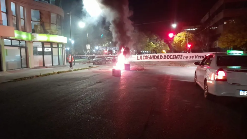 Unter continúa con los reclamos y cortó el tránsito en el centro de Viedma
