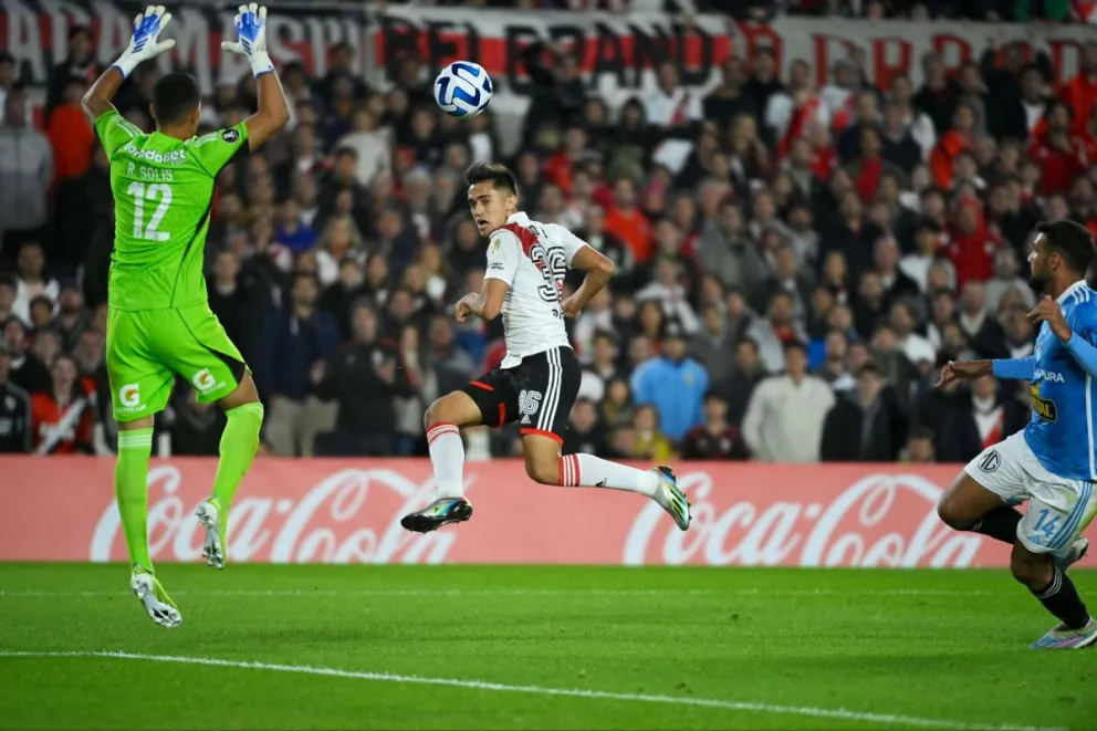 Con uno menos, River dio vuelta un gran partido y consiguió su primera victoria en Copa Libertadores