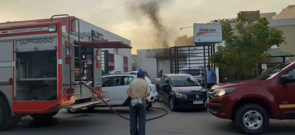 Se incendió una concesionaria, pero sacaron los autos a tiempo