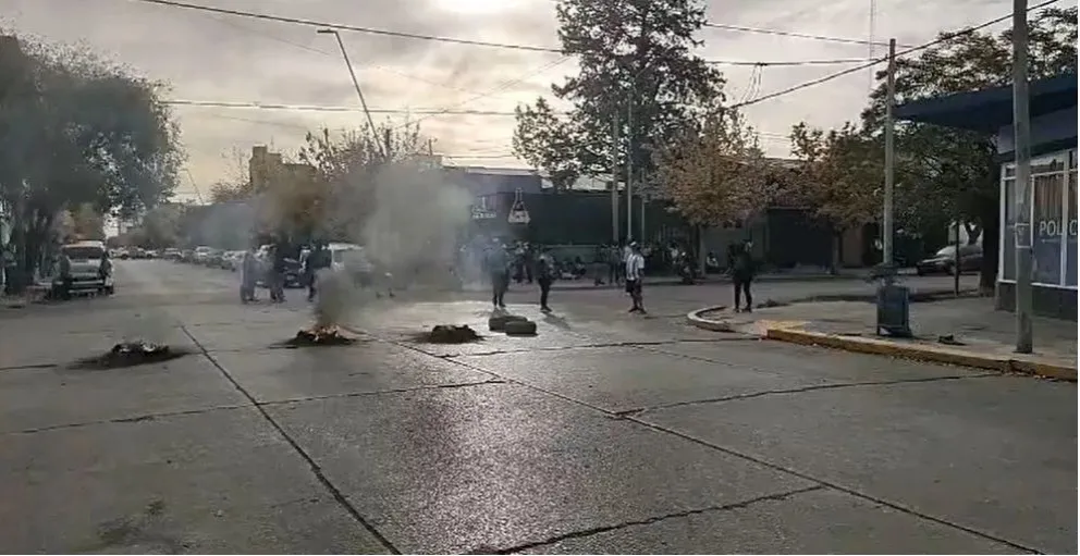 Un ex policía y una dirigente gremial tomaron la Unidad Regional II de Roca