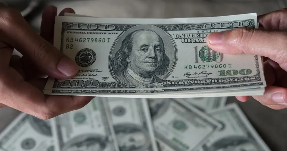 Dólar blue y dólar oficial: a cuánto cotizan este viernes 21 de abril