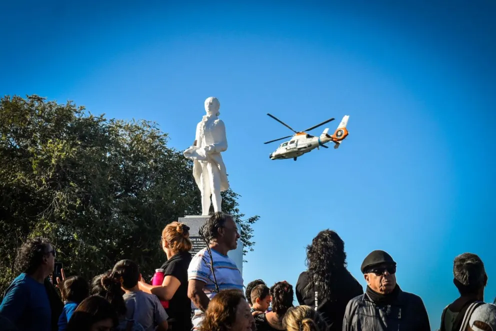 Video: el helicóptero de Prefectura sobrevoló el río y enloqueció a los vecinos