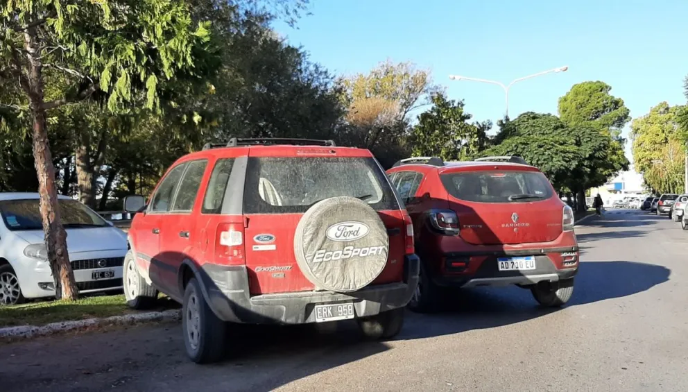 Con la excusa del Desfile, estacionaron casi en medio de la calle