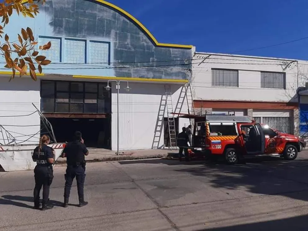 Estaban trabajando en altura, cedió el andamio y ocurrió el accidente 