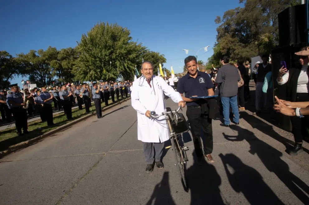 Un médico imitó a don Zatti y cosechó una ovación en el desfile