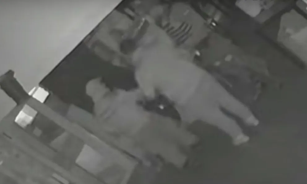 Video: coimearon a dos policías con botellas de champagne en Las Grutas
