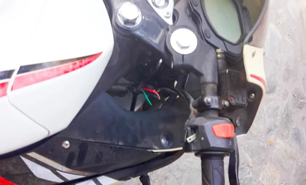 Le cortaron los cables a una moto e intentaron llevársela enfrente de Educación