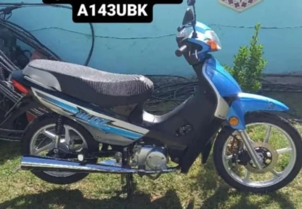 Delincuentes se apoderaron de otra moto en un estacionamiento de un súper