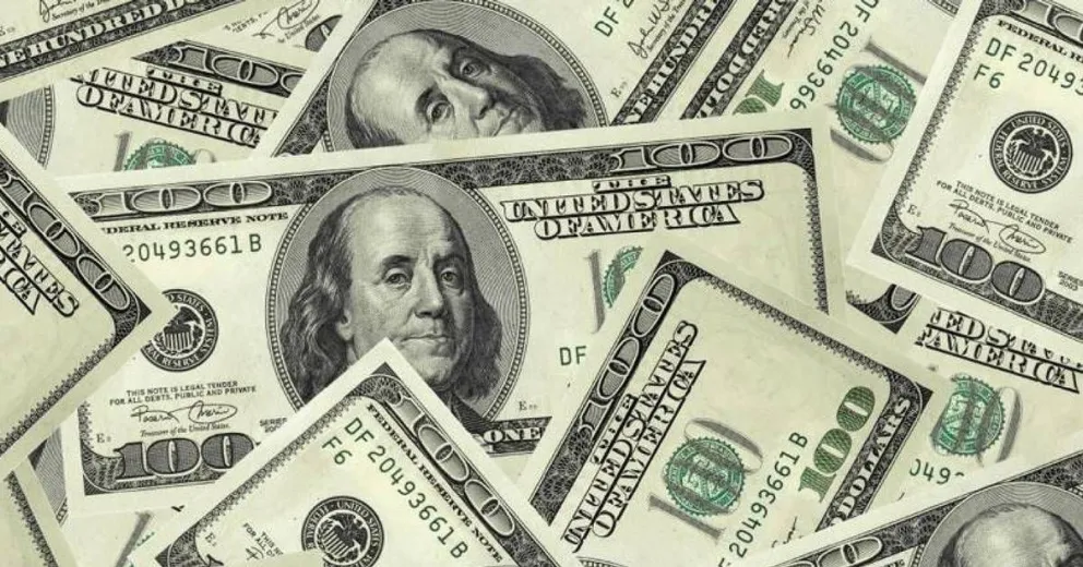 El dólar blue retrocede: a cuánto cotiza este miércoles 26 de abril 