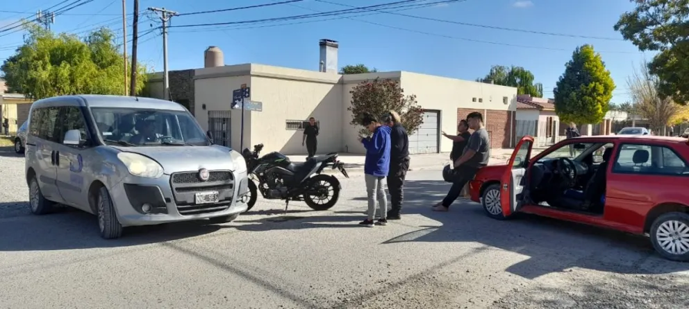 Una moto y una camioneta protagonizaron un choque en el barrio San Martín: el casco salvó a la motociclista 