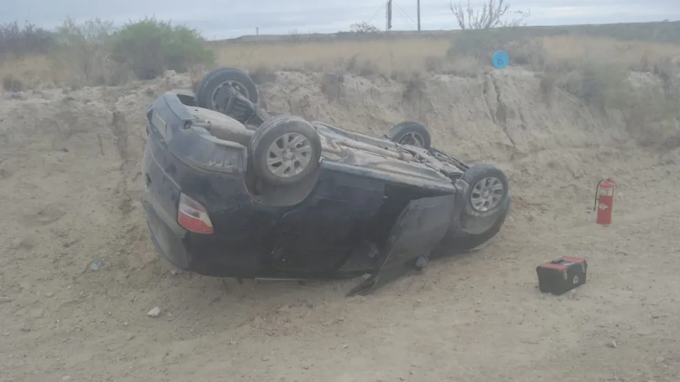 Una conductora herida al volcar el auto que conducía en la ruta