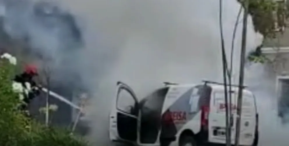 Susto en la tarde: se incendió un vehículo utilitario en calle Patagonia