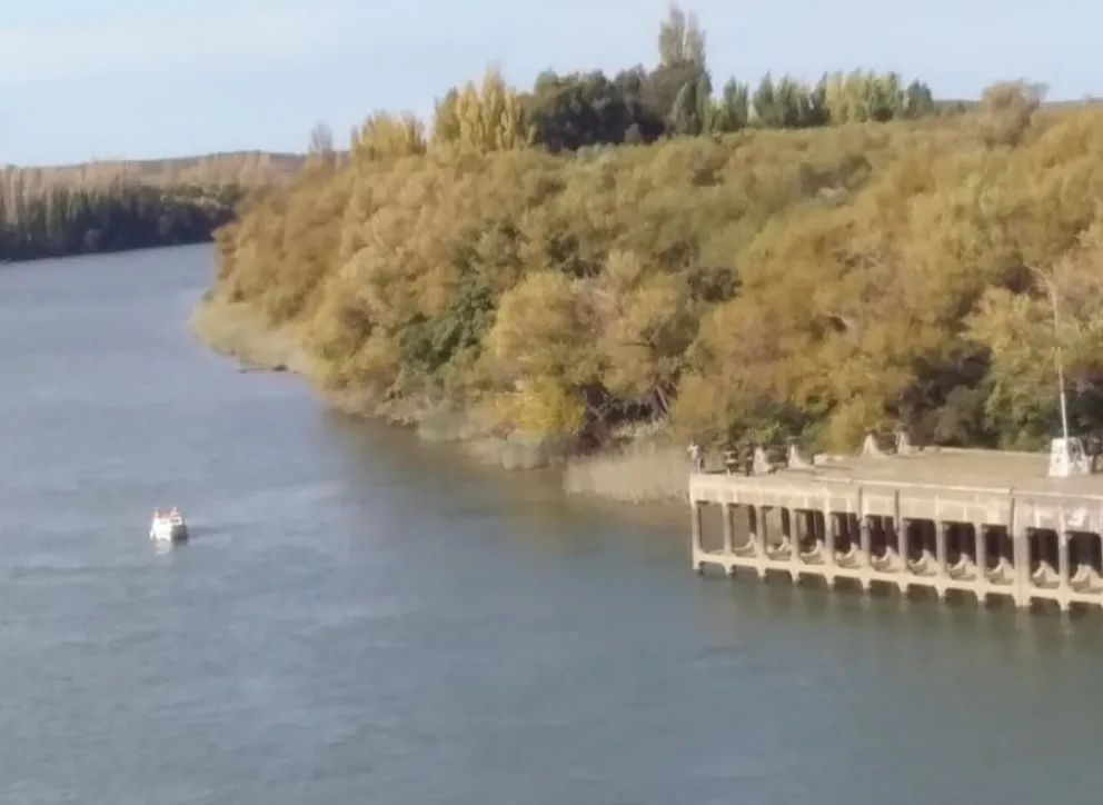 Un hombre se quiso tirar al río y fue rescatado