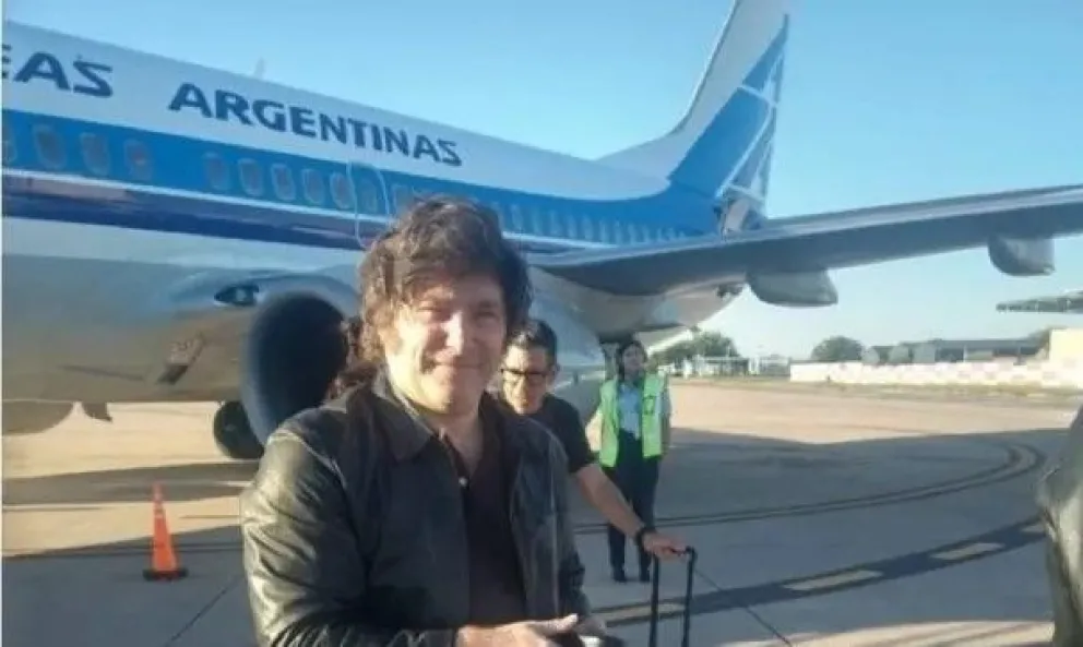 Estallaron las redes contra Milei por usar los pasajes de Aerolineas Argentinas para su campaña presidencial 