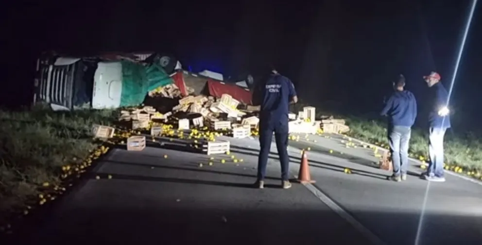 Volcó un camión en Cagliero y varios vecinos se robaron el cargamento