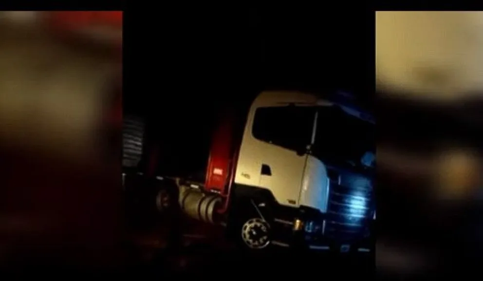 Vuelco en Ruta 3: luego de varias horas de trabajo pusieron al camión sobre sus ruedas
