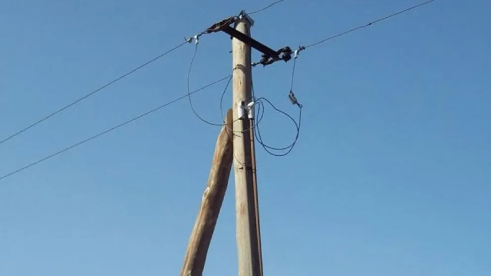 Tragedia: manejaba su camioneta, le cayeron dos postes de luz encima y murió electrocutado